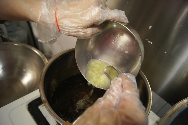 高雄 鹽埕-阿綿麻糬，遵循古法手工製作年糕(黑糖、芋頭、紅豆、堅果)