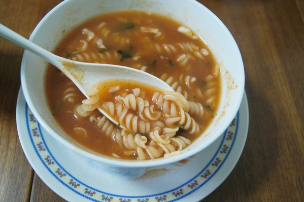 夏日輕食新煮意，荷卡廚坊特級義大利濃湯麵--義式羅宋風味