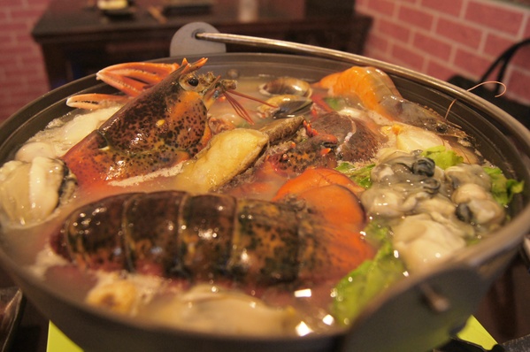 平民價享受五星級生猛海鮮精緻雙人鍋，龍鳳閣精緻鍋物