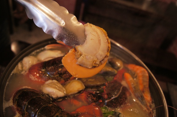 平民價享受五星級生猛海鮮精緻雙人鍋，龍鳳閣精緻鍋物