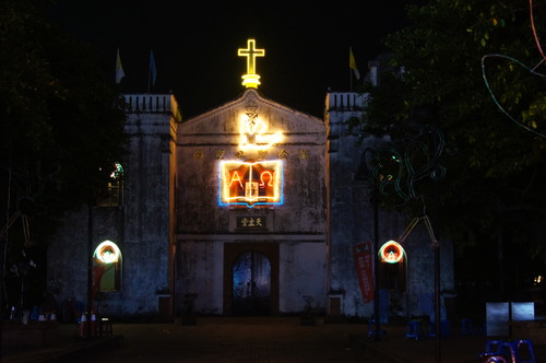 屏東景點。臺灣最古老的教堂 萬金聖母教堂越夜越美麗