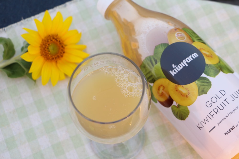 宅配。KiwiFarm 100%紐西蘭黃金奇異果汁，100%紐西蘭製造 x 每瓶果汁富含14-15顆奇異果