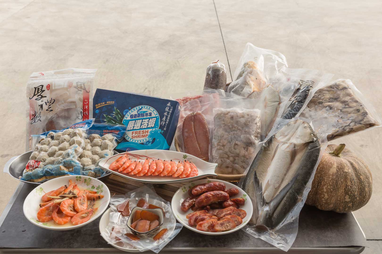 雲林口湖。承龍海產行，在地30多年、活蝦、白蝦香腸、一口酥