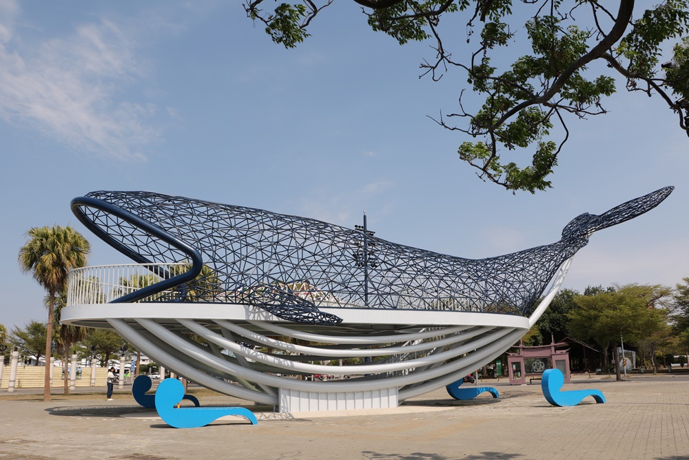 台南熱門打卡景點。大魚的祝福，超吸睛巨大鯨魚、安平港濱歷史公園裝置藝術