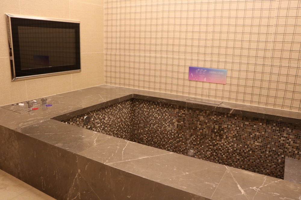 台中汽車旅館推薦。極光情境旅館 AURORA MOTEL，35種主題房型、超大按摩浴缸、鄰近逢甲商圈