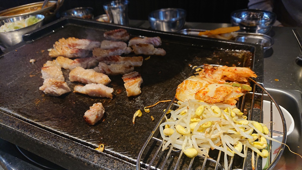 高雄。首爾豬 韓式烤肉 五花肉、豬排骨、8樣小菜任選續點 x 全程桌邊服務 北高雄韓國烤肉推薦