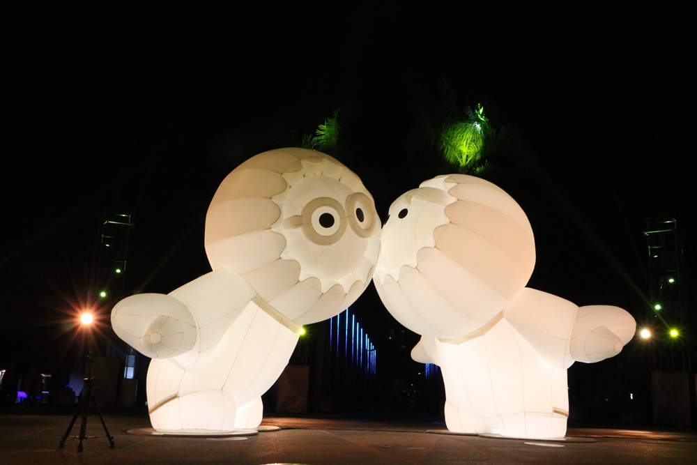 高雄。2019LOVE追光季 中央公園 打造8個主題展演燈區 5米高的氣球藝術裝置