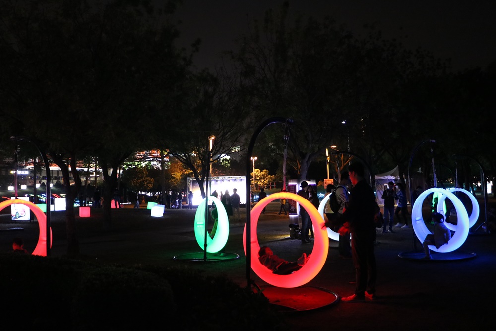 高雄。2019LOVE追光季 中央公園 打造8個主題展演燈區 5米高的氣球藝術裝置