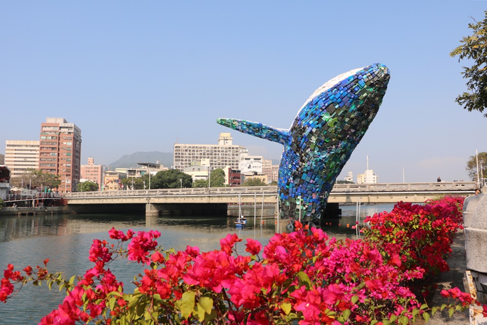 高雄景點。愛河 愛之鯨 裝置藝術 15米高鯨魚在愛河 x 高雄另類賞燈景點