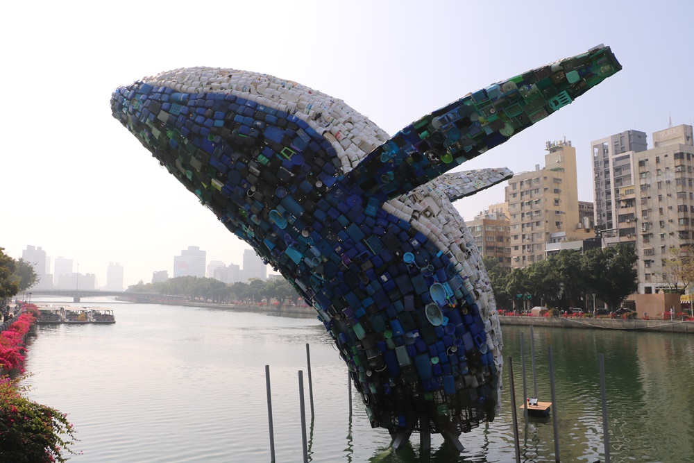 高雄景點。愛河 愛之鯨 裝置藝術 15米高鯨魚在愛河 x 高雄另類賞燈景點