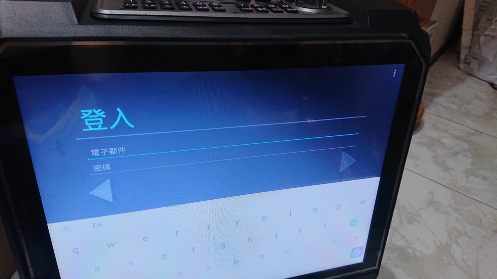 開箱。SANSUI山水 行動KTV(SKTV-T888) 15吋觸控大螢幕 APP點歌 追劇 露營神器 還可線上玩遊戲