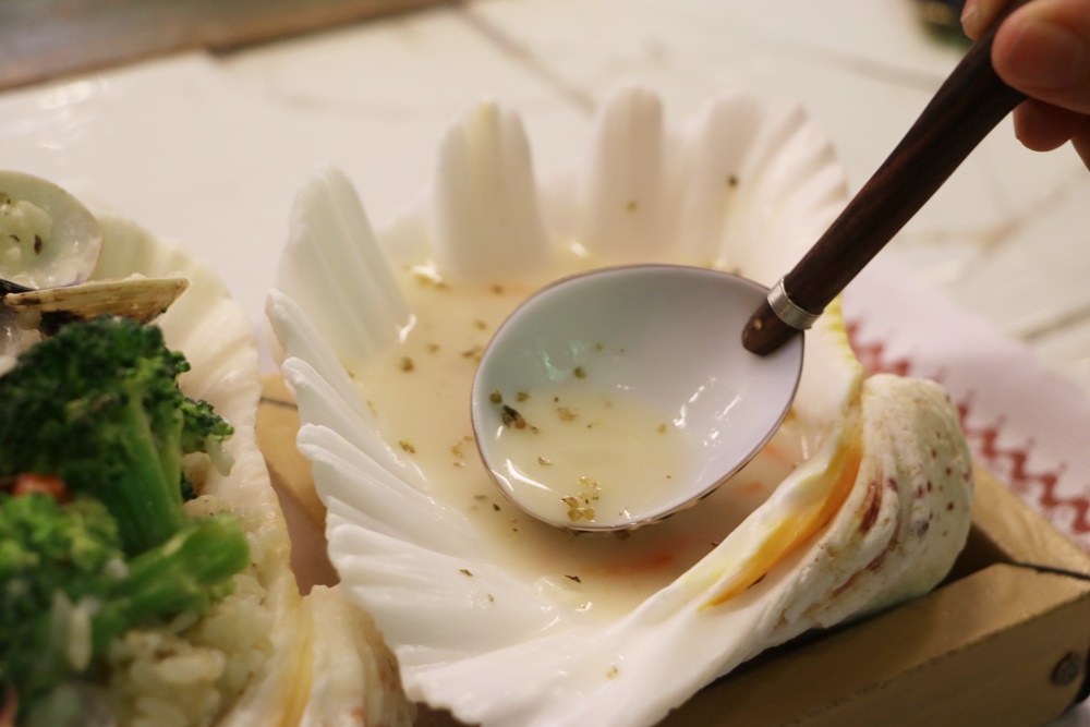 高雄美食。西子灣貝殼冰 芒果冰 簡餐 碗盤 湯匙都是貝殼 對面是西子灣風景區