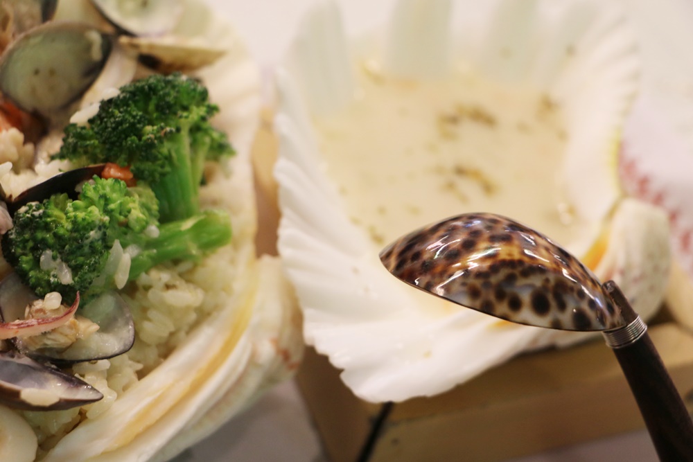 高雄美食。西子灣貝殼冰 芒果冰 簡餐 碗盤 湯匙都是貝殼 對面是西子灣風景區