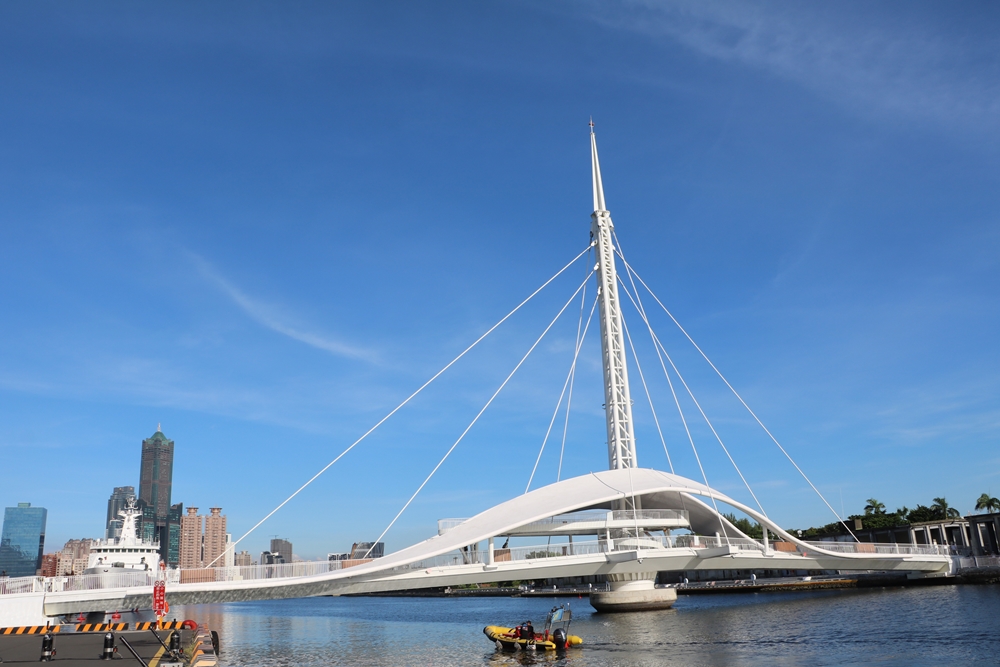 高雄。高雄港大港橋 全台首座、亞洲最長的跨港旋轉橋 正式啟用 高雄駁二最美新景點