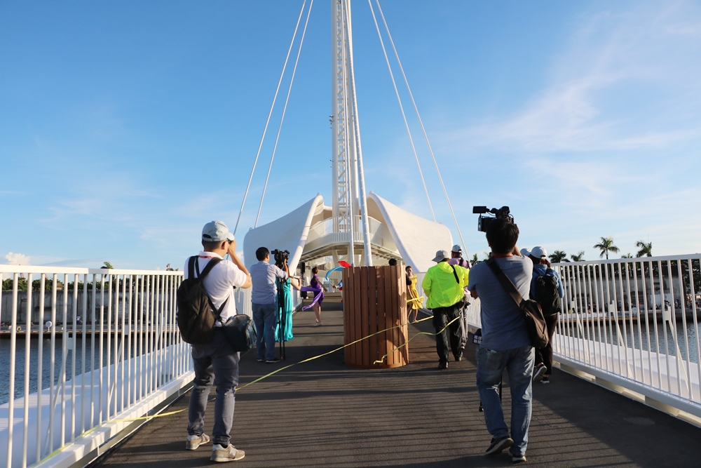 高雄。高雄港大港橋 全台首座、亞洲最長的跨港旋轉橋 正式啟用 高雄駁二最美新景點