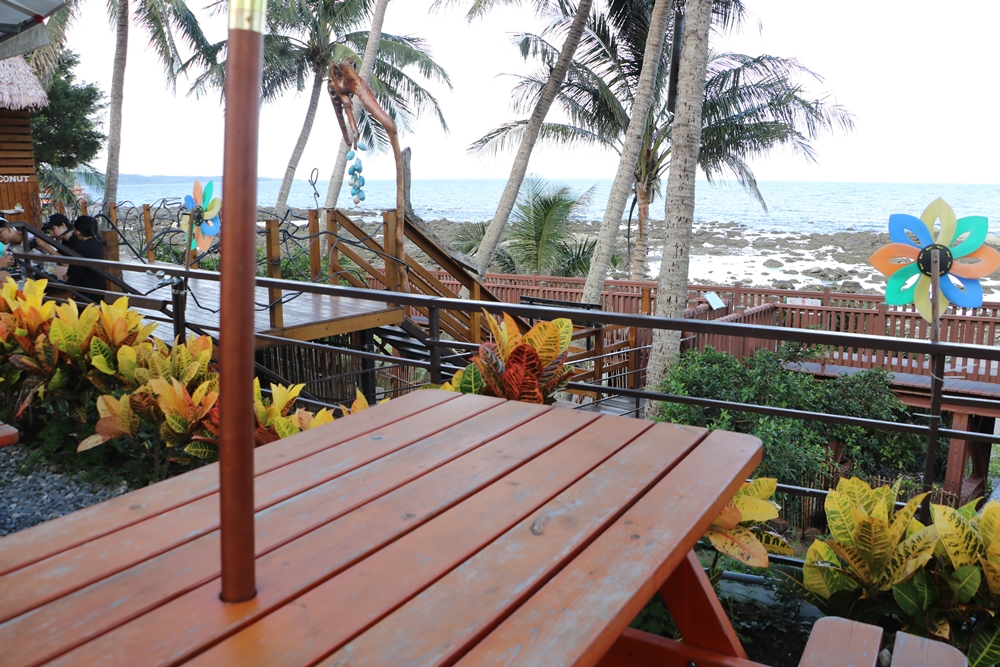 台東景觀咖啡廳。可可娜咖啡 Coconut Cafe' 坐擁無敵海景 富山護漁區 踩水玩沙