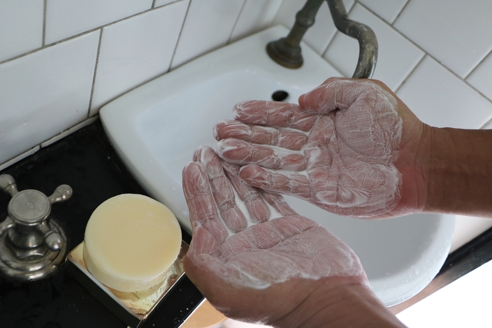 宅配。女神伊登 蠶絲卵殼膜蜂萃面膜皂 會牽絲的洗面皂 面膜皂