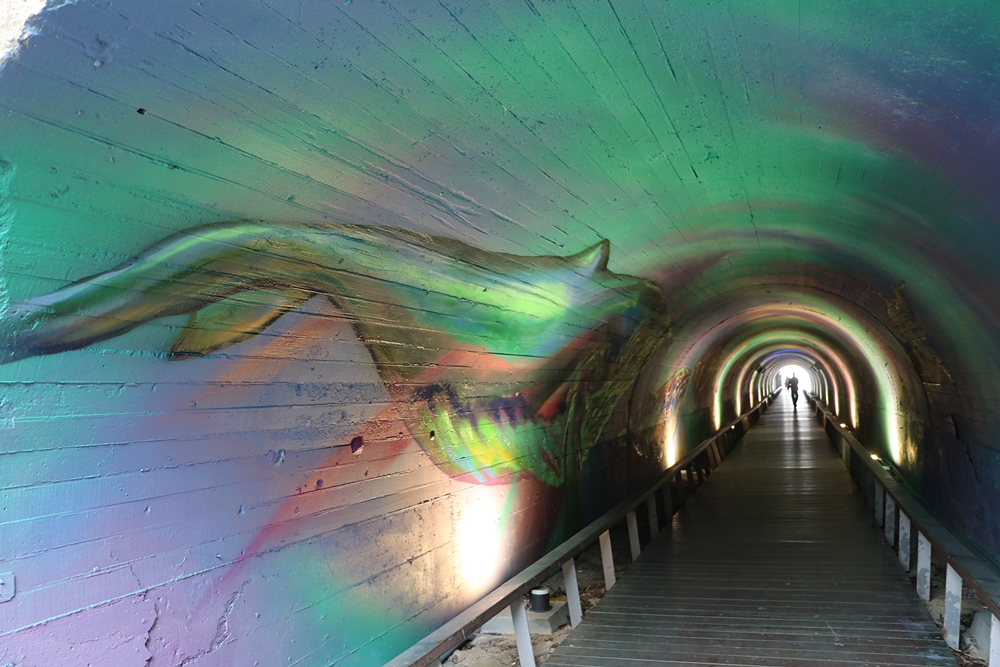 高雄旗津景點。旗津星空隧道 變得更美了 宛如走進神秘的深海迷幻秘境 五顏六色斑斕絢麗燈影 約會必訪新景點