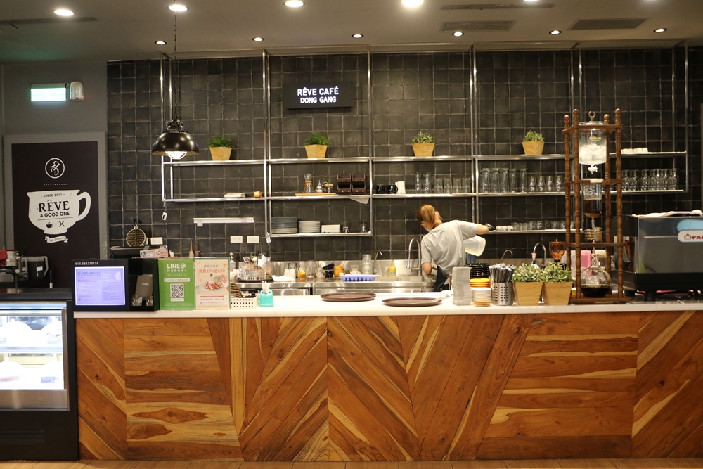 屏東 東港。RÊVE Café 黑浮咖啡 時尚舒適的工業風用餐環境