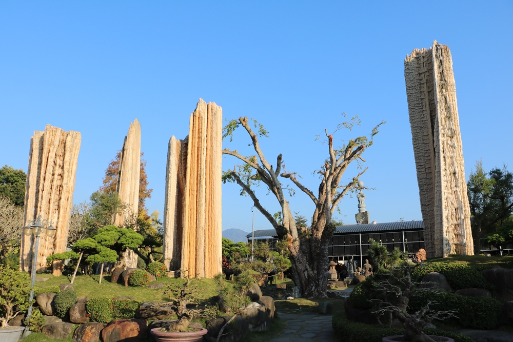 台南楠西景點。玄空法寺 巨大鐘乳石林、奇木雅石、樹化玉、日式禪風庭院