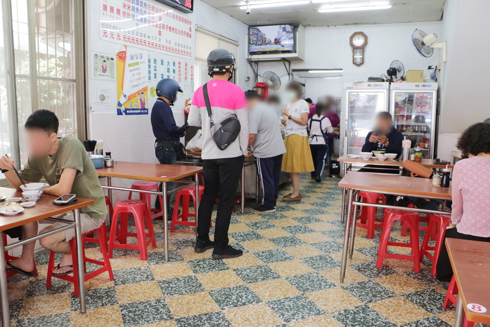 高雄 新興。汕頭陽春麵 50年老店 手工製麵 古早油蔥好味道 黑白切小菜