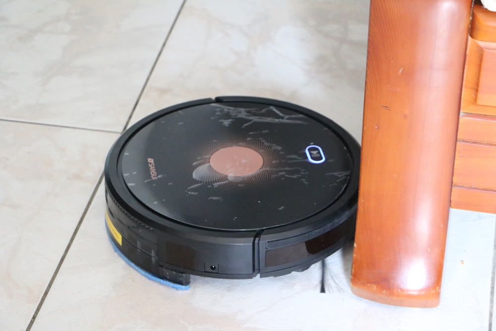 開箱。SANSUI山水 WIFI智能掃拖掃地機器人SRV-A11｜8公分超薄機身 輕鬆清潔任何家具底部｜支援Google音箱 聲控啟動、獨立集塵盒/水箱