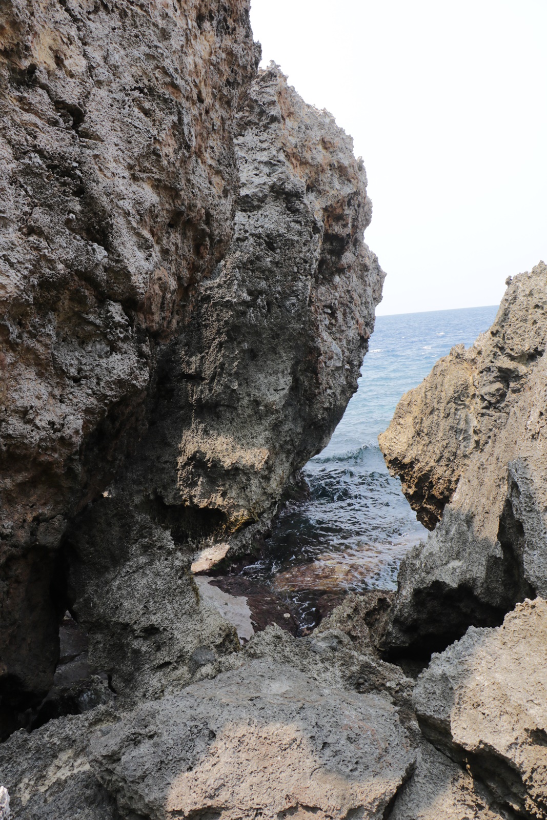 小琉球景點。烏鬼洞 洞穴之旅 珊瑚礁岩洞穴探險、還可以通往礁岩海岸 欣賞一望無際海景!!
