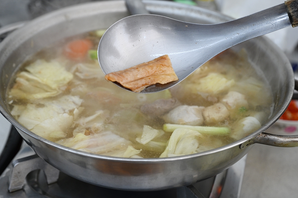 台南美食推薦。小豪洲沙茶爐 汕頭扁魚高湯、飄香一甲子 正宗廣東汕頭火鍋