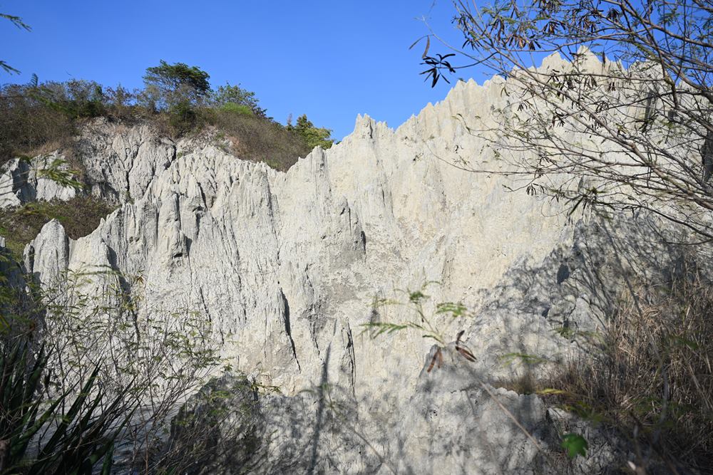 高雄彌陀景點。漯底山自然公園 台灣最靠近海濱的惡地景觀！月世界泥火山、軍事基地、漯底山吊橋 還可眺望台灣海峽！