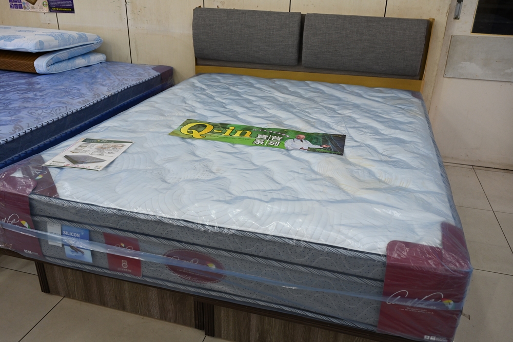 高雄林園特賣。安佳寢具床墊特賣會！防蹣抗菌白枕頭一顆只要100元、PLAYBOY、阿諾帕瑪3折出清，還有床墊、床包、涼被 通通優惠出清！