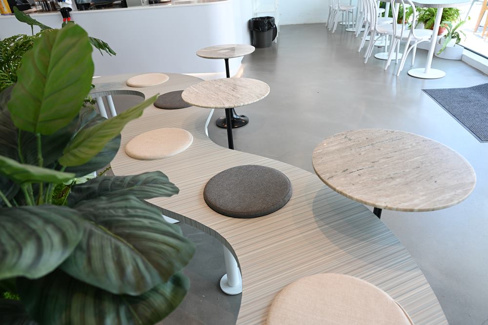 高雄新景點。內惟藝術中心 純白色複合式藝術中心、Akau Coffee 猻物咖啡、VR虛擬實境、親子影廳、文創商品、輕食餐廳！