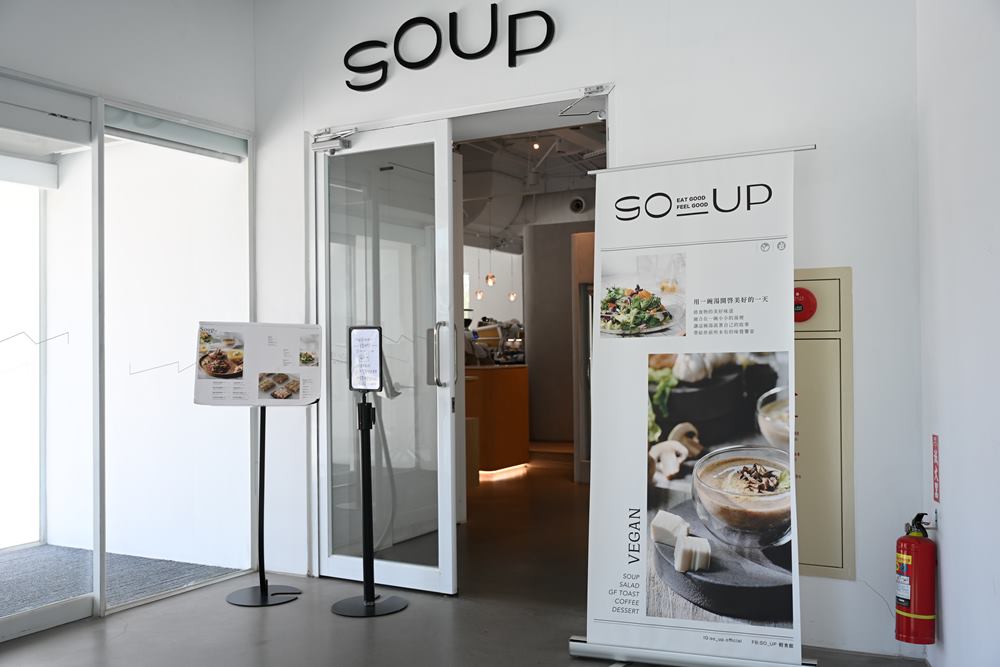 高雄新景點。內惟藝術中心 純白色複合式藝術中心、Akau Coffee 猻物咖啡、VR虛擬實境、親子影廳、文創商品、輕食餐廳！