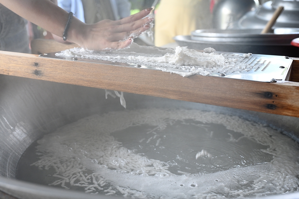 台東池上。百年清河堂 在金黃稻浪旁焢土窯、米苔目DIY 甜的鹹的一次讓你品嚐！