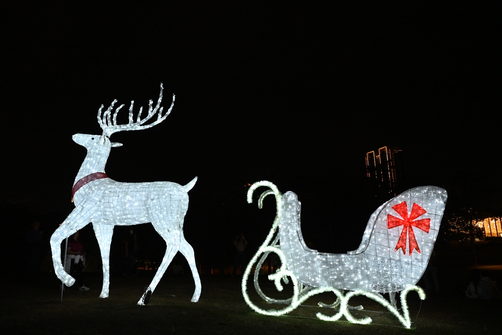 高雄。2023高雄聖誕生活節 高雄聖誕嘉年華 中央公園盛大登場、20公尺的耶誕樹、金黃夢幻翅膀、5公尺高純白麋鹿！