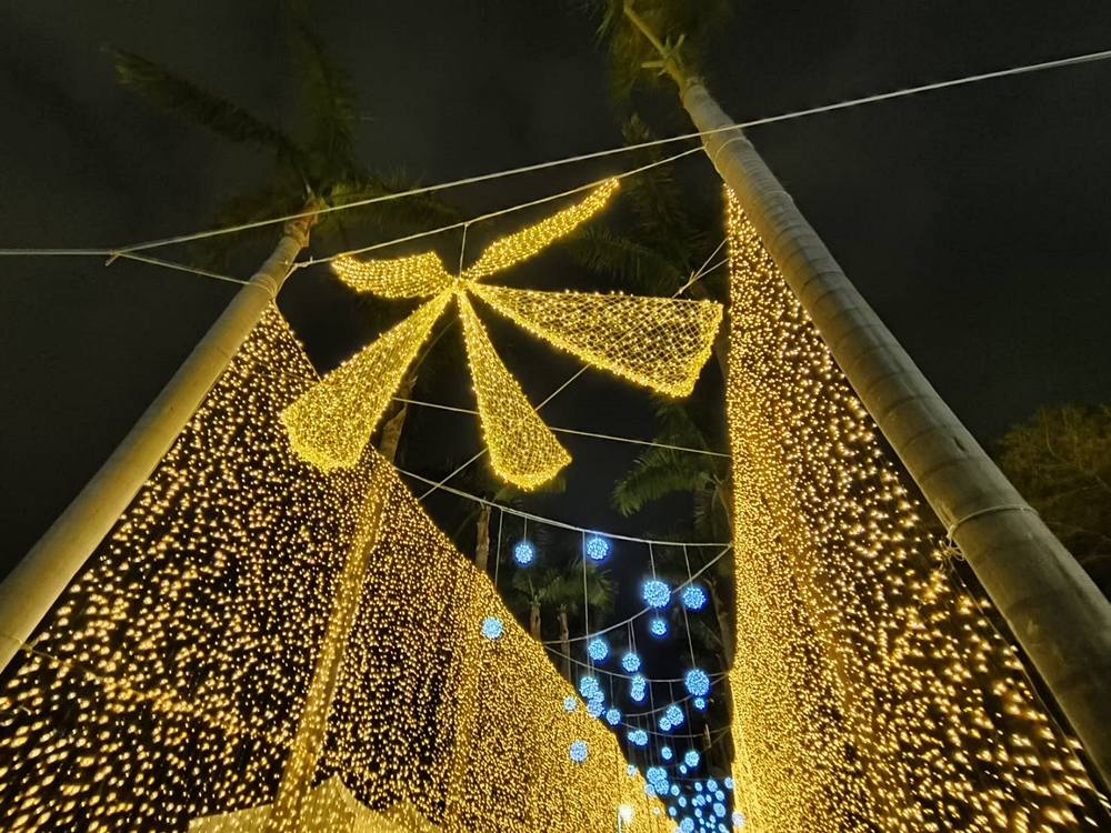 高雄。2023高雄聖誕生活節 高雄聖誕嘉年華 中央公園盛大登場、20公尺的耶誕樹、金黃夢幻翅膀、5公尺高純白麋鹿！