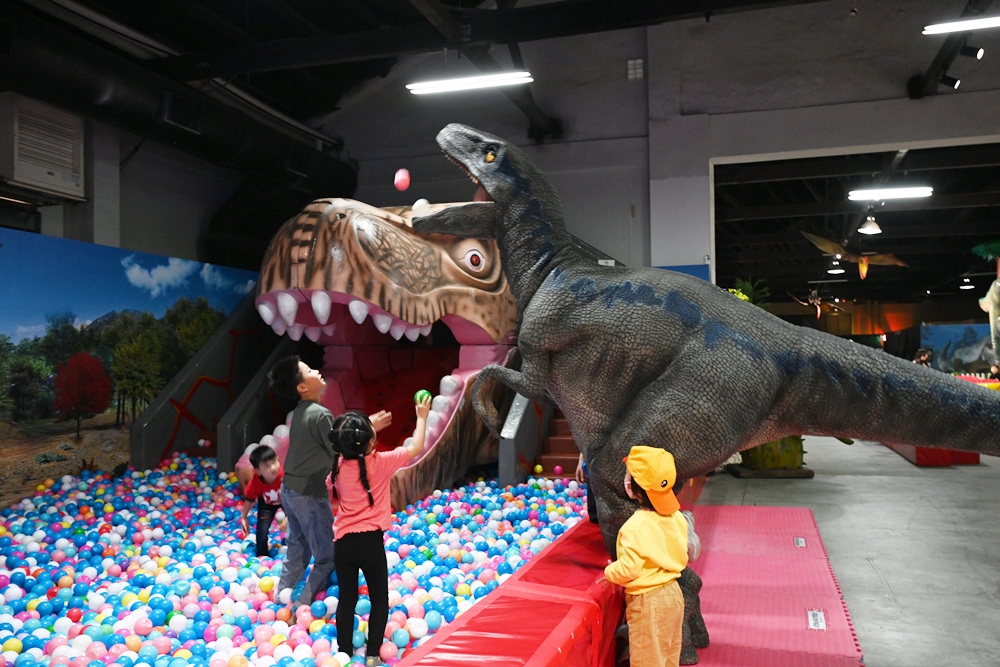 高雄親子旅遊。侏羅紀恐龍探險樂園 12款栩栩如生巨型擬真恐龍、還可騎上龍背奔馳、挖掘恐龍化石、VR賽車 通通一票玩到底！