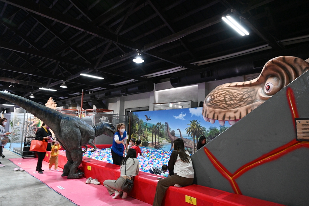 高雄親子旅遊。侏羅紀恐龍探險樂園 12款栩栩如生巨型擬真恐龍、還可騎上龍背奔馳、挖掘恐龍化石、VR賽車 通通一票玩到底！