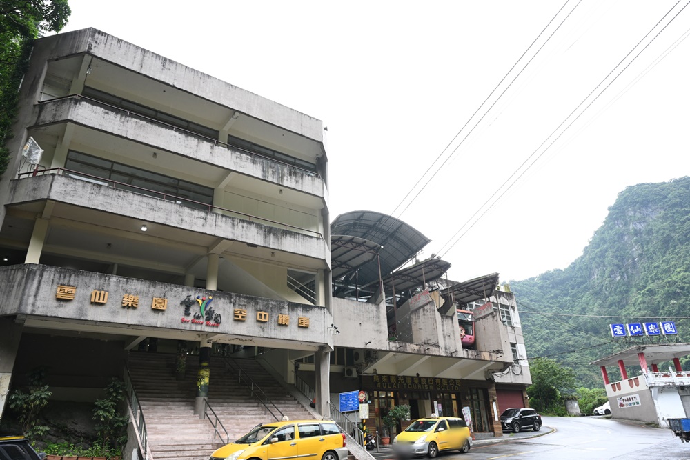 烏來一日遊。酋長文化村(酋長文創園區) 泰雅族服旅拍體驗、烏來瀑布、溫泉街！