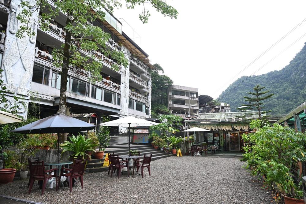 烏來一日遊。酋長文化村(酋長文創園區) 泰雅族服旅拍體驗、烏來瀑布、溫泉街！