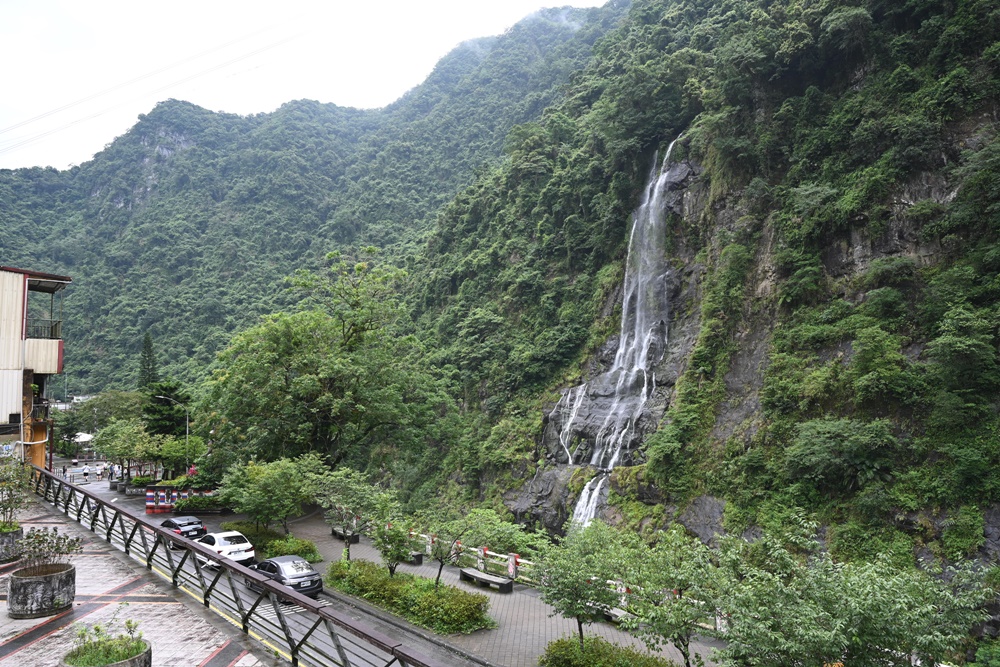 烏來二日遊。烏來老街、烏來瀑布、交通、美食、旅拍、烏來水岸溫泉館泡湯住宿推薦！