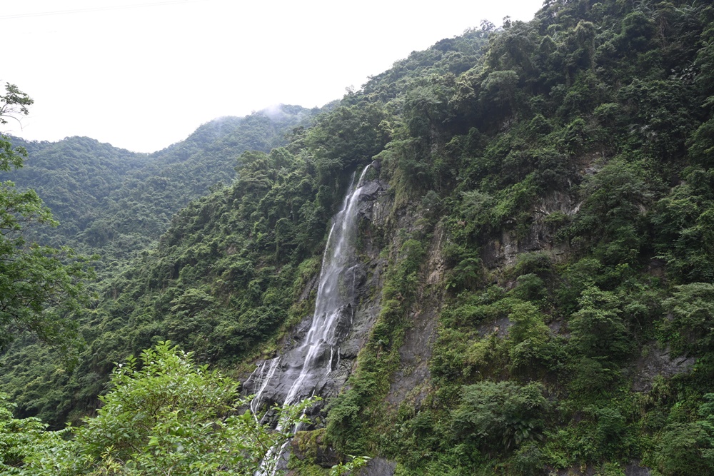 烏來二日遊。烏來老街、烏來瀑布、交通、美食、旅拍、烏來水岸溫泉館泡湯住宿推薦！