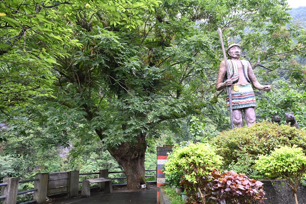 烏來一日遊。酋長文化村(酋長文創園區) 泰雅族服旅拍體驗、烏來瀑布、溫泉街！