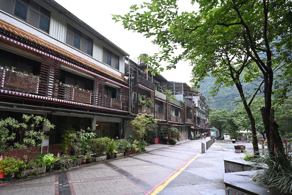 烏來一日遊。酋長文化村(酋長文創園區) 泰雅族服旅拍體驗、烏來瀑布、溫泉街！