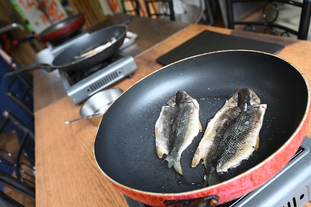 烏來一日遊。加納富魚食坊(內洞美食) 烏來山林料理廚房課程、苦花魚一夜干、舒肥鱘龍魚佐馬告鱘龍魚肝醬！