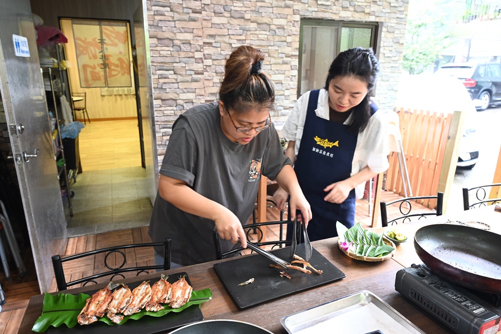 烏來一日遊。加納富魚食坊(內洞美食) 烏來山林料理廚房課程、苦花魚一夜干、舒肥鱘龍魚佐馬告鱘龍魚肝醬！