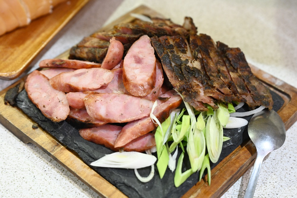 烏來一日遊。加納富魚食坊(內洞美食) 烏來山林料理廚房課程、苦花魚一夜干、舒肥鱘龍魚佐馬告鱘龍魚肝醬！