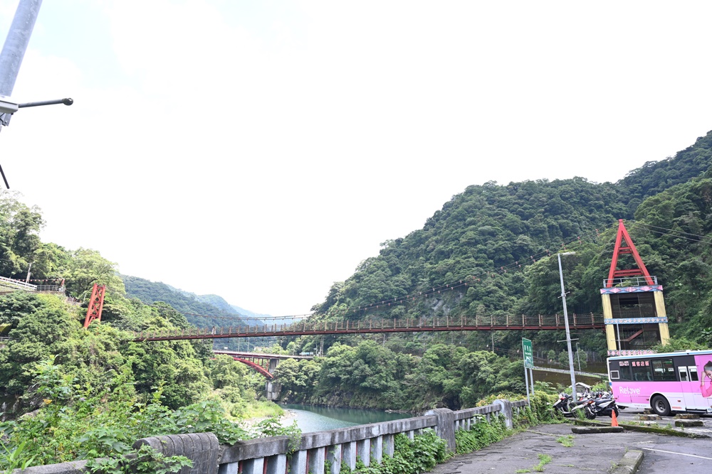 烏來二日遊。烏來老街、烏來瀑布、交通、美食、旅拍、烏來水岸溫泉館泡湯住宿推薦！