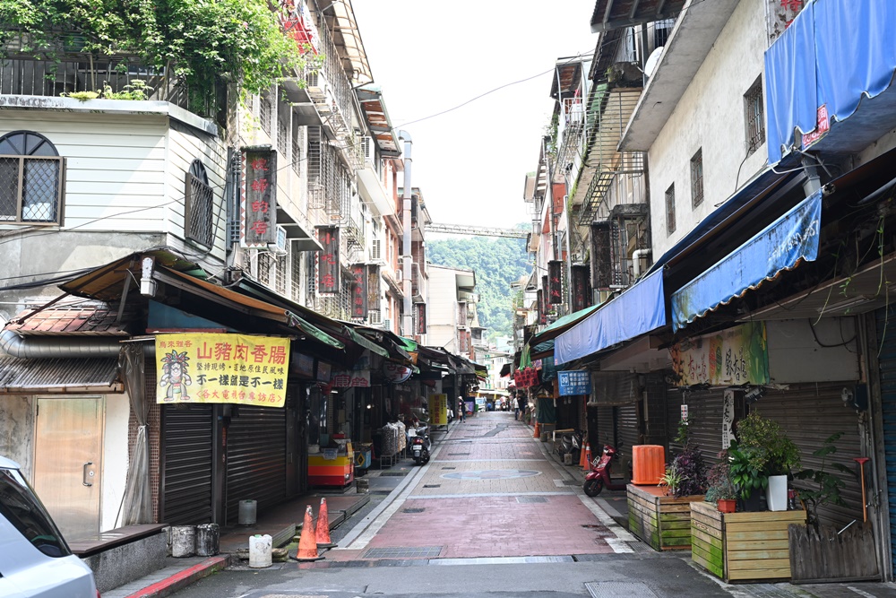 烏來二日遊。烏來老街、烏來瀑布、交通、美食、旅拍、烏來水岸溫泉館泡湯住宿推薦！