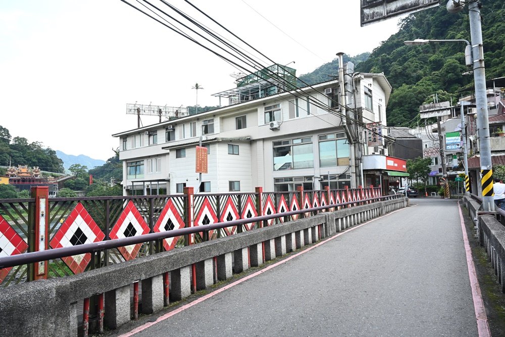 烏來二日遊。烏來老街、烏來瀑布、交通、美食、旅拍、烏來水岸溫泉館泡湯住宿推薦！