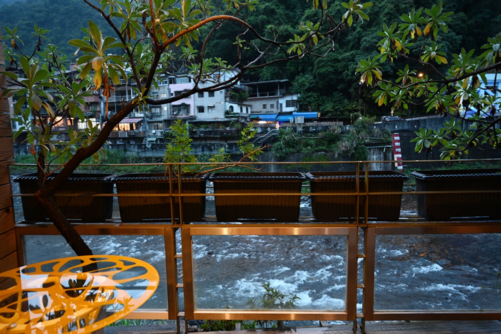 烏來二日遊。烏來老街、烏來瀑布、交通、美食、旅拍、烏來水岸溫泉館泡湯住宿推薦！